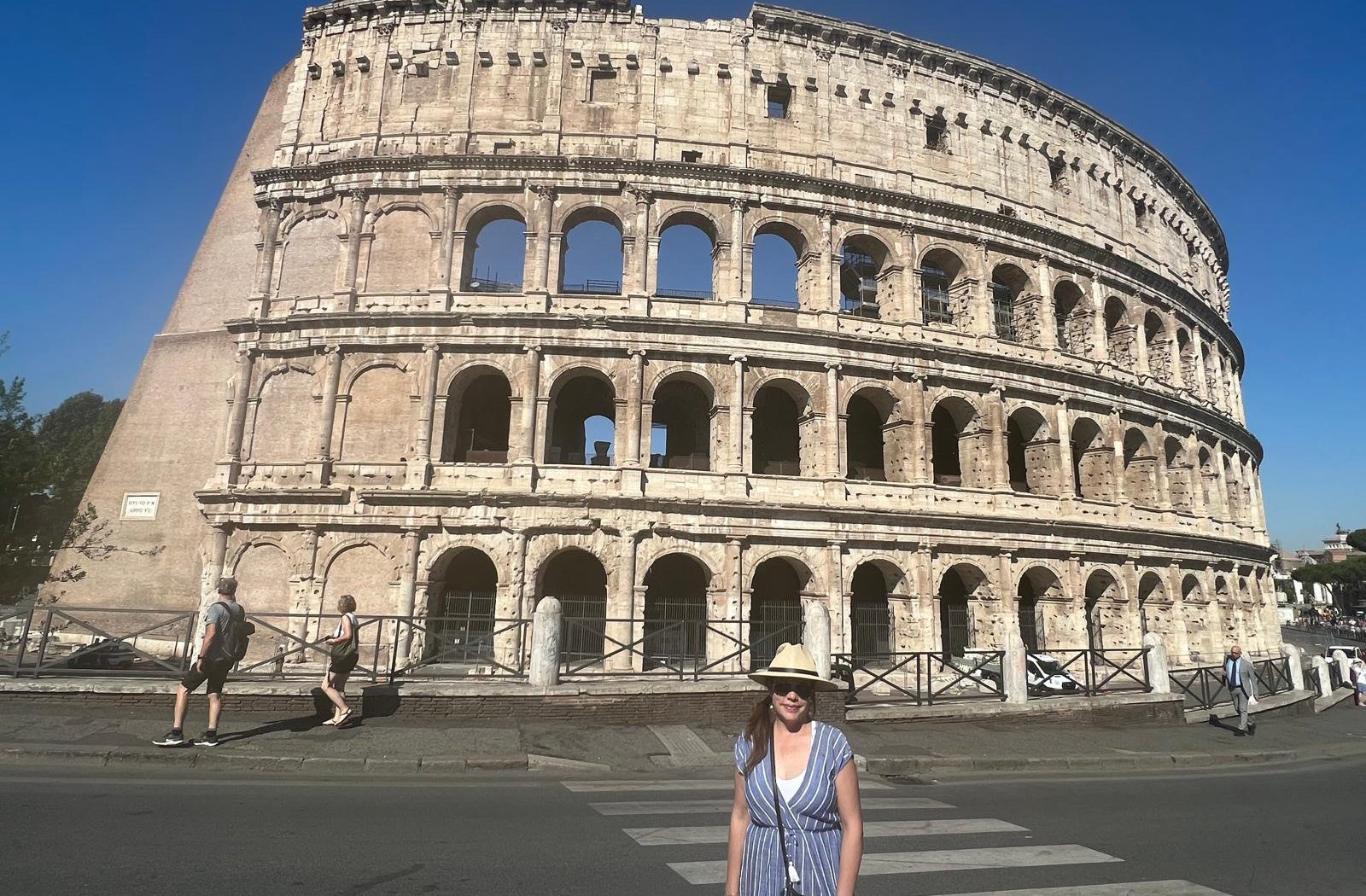 El Coliseo de Roma bajo un cielo azul despejado