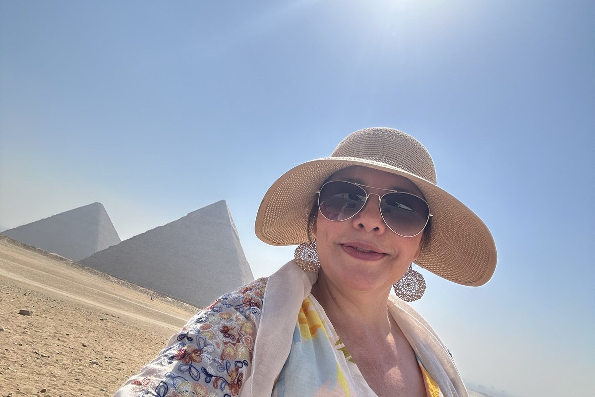 Una de las grandes pirámides de Guiza, en Egipto, bajo un cielo azul despejado