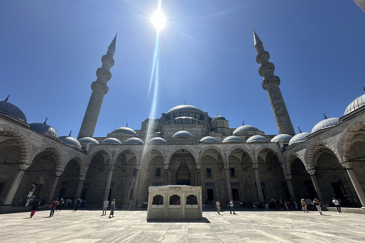 Mezquita histórica y sus minaretes en Estambul, Turquía